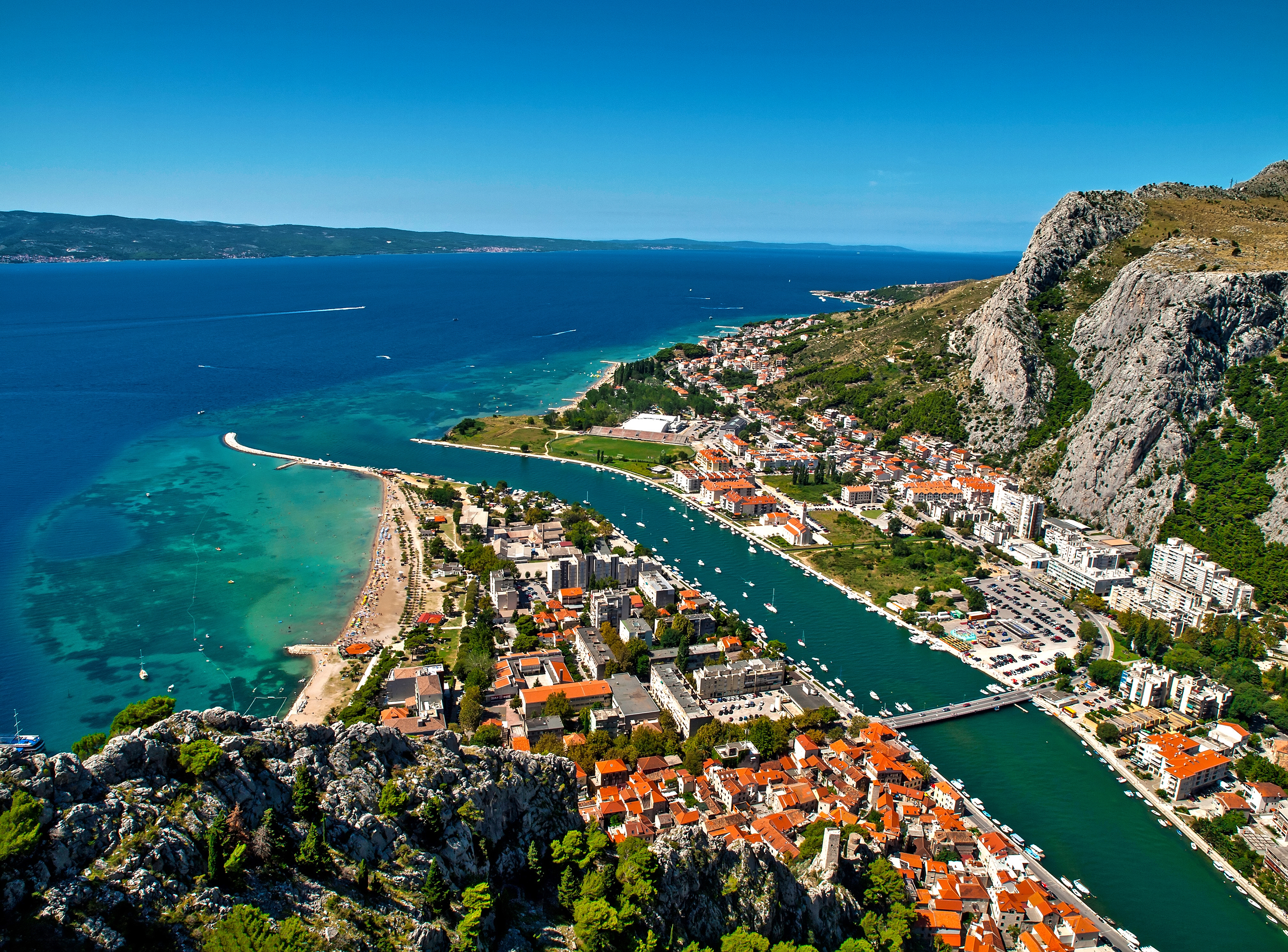 Vista su Omiš e sull’area della Cetina