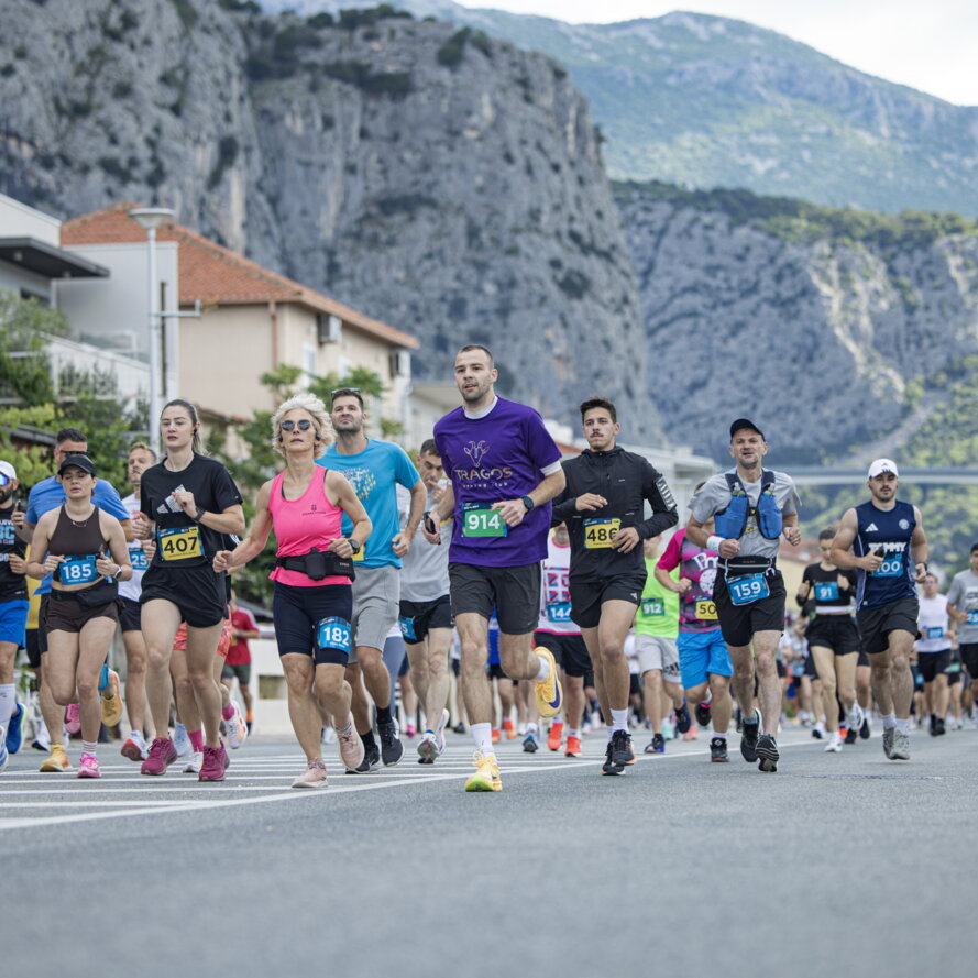 Jubilarnih 10 godina omiškog polumaratona iza nas: više od 600 trkača proslavilo posebno izdanje utrke!