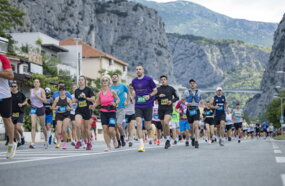 Jubilarnih 10 godina omiškog polumaratona iza nas: više od 600 trkača proslavilo posebno izdanje utrke!
