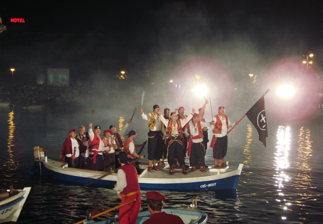 28. lipnja Omiš ponovno postaje grad gusara – čeka nas večer puna tradicije, zabave i koncert Miroslava Škore